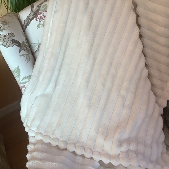 💜Target throw..room essentials - Picture 2 of 5